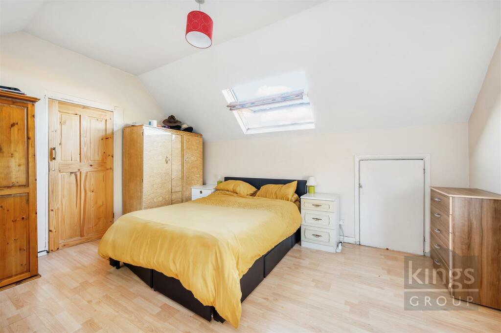 3 bedroom flat for sale in Stoneleigh Road, London, N17