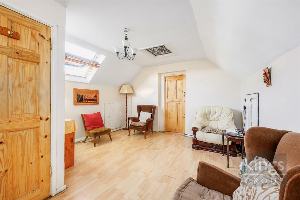 3 bedroom flat for sale in Stoneleigh Road, London, N17