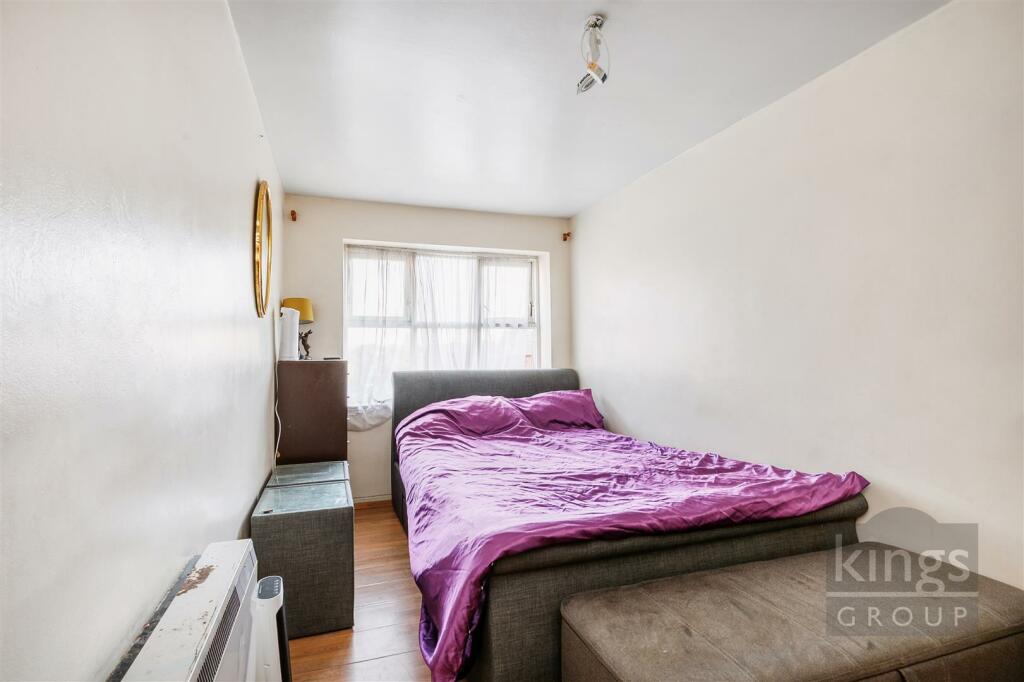 3 bedroom flat for sale in Stoneleigh Road, London, N17