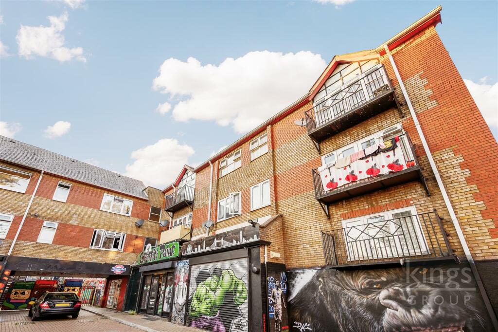 3 bedroom flat for sale in Stoneleigh Road, London, N17