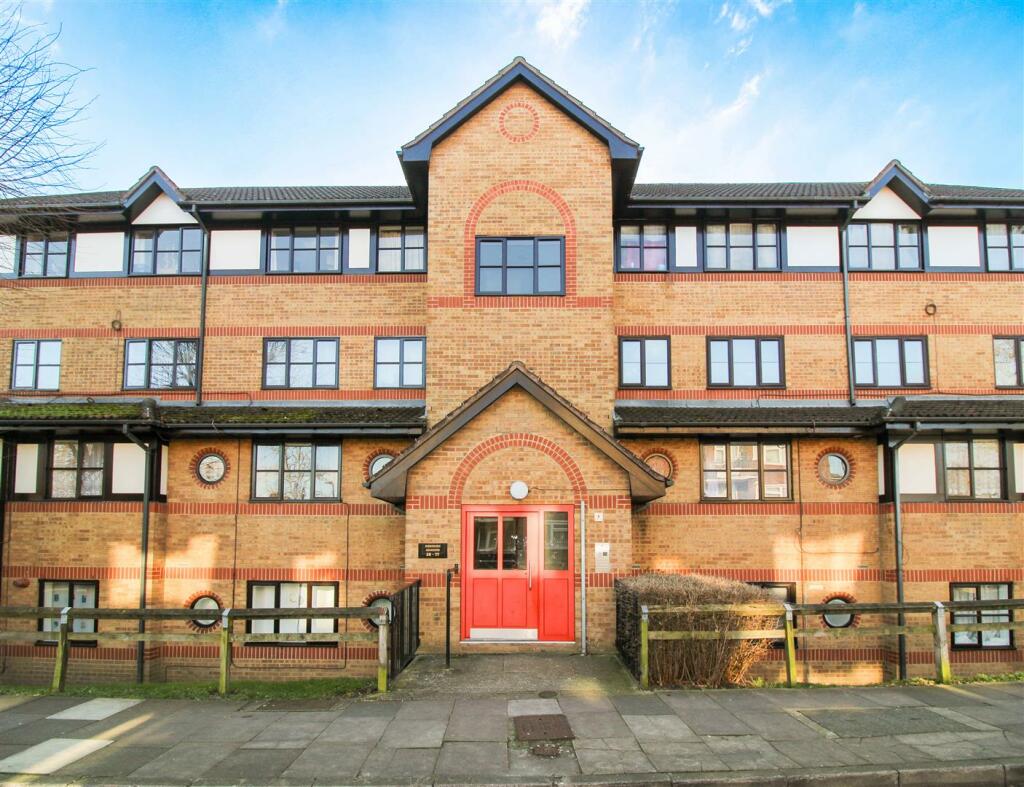 1 bedroom flat for sale in White Hart Lane, London, N17