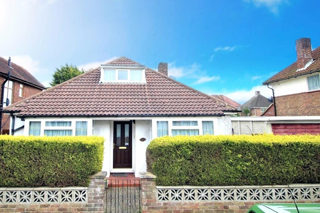 2 bedroom bungalow for sale in Brockenhurst Road, Aldershot, GU11