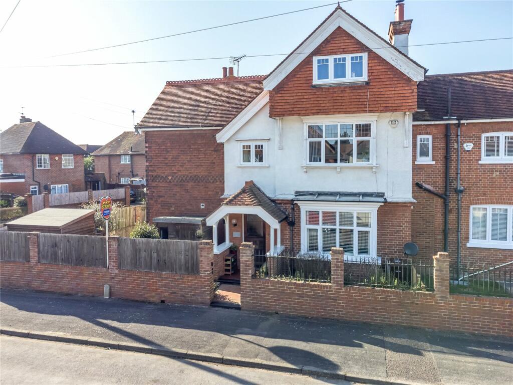 4 bedroom semidetached house for sale in Northbrook Road, Aldershot