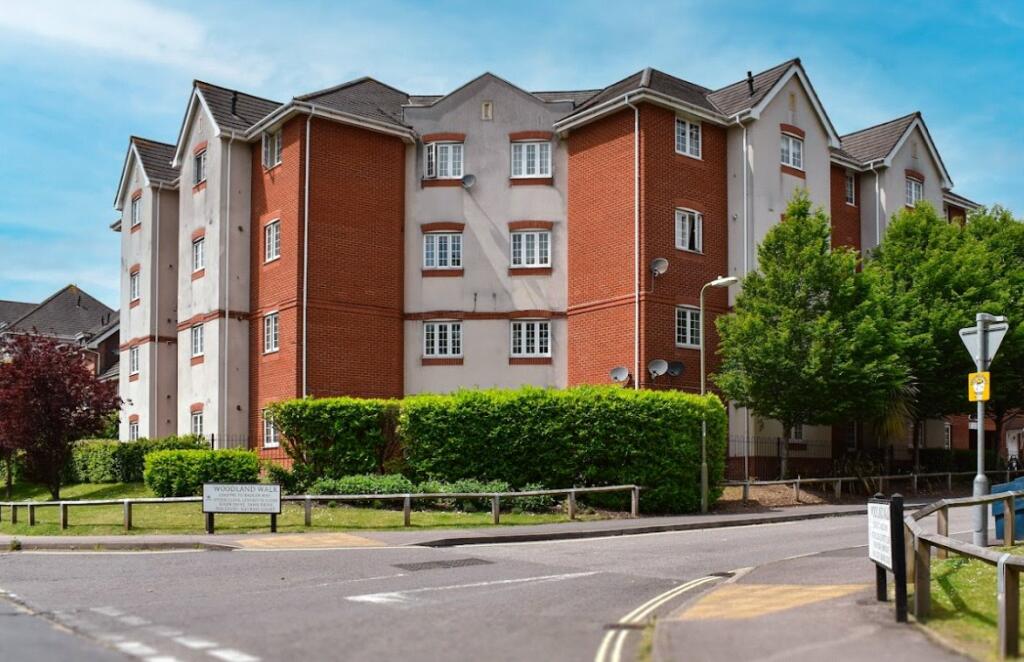 2 bedroom flat for sale in Woodland Walk, Aldershot, Hampshire, GU12