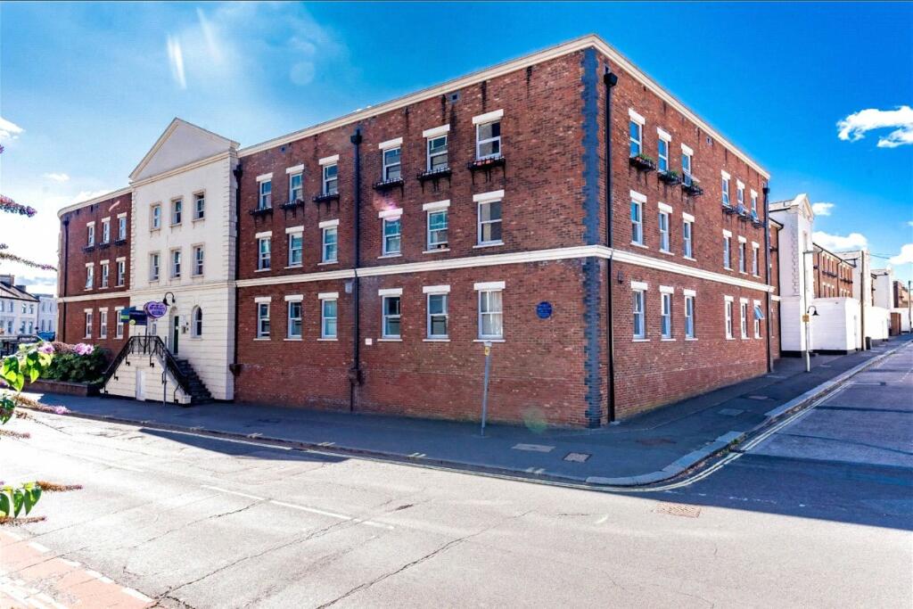 2 bedroom flat for sale in Stratfield House, Aldershot, Hampshire, GU11