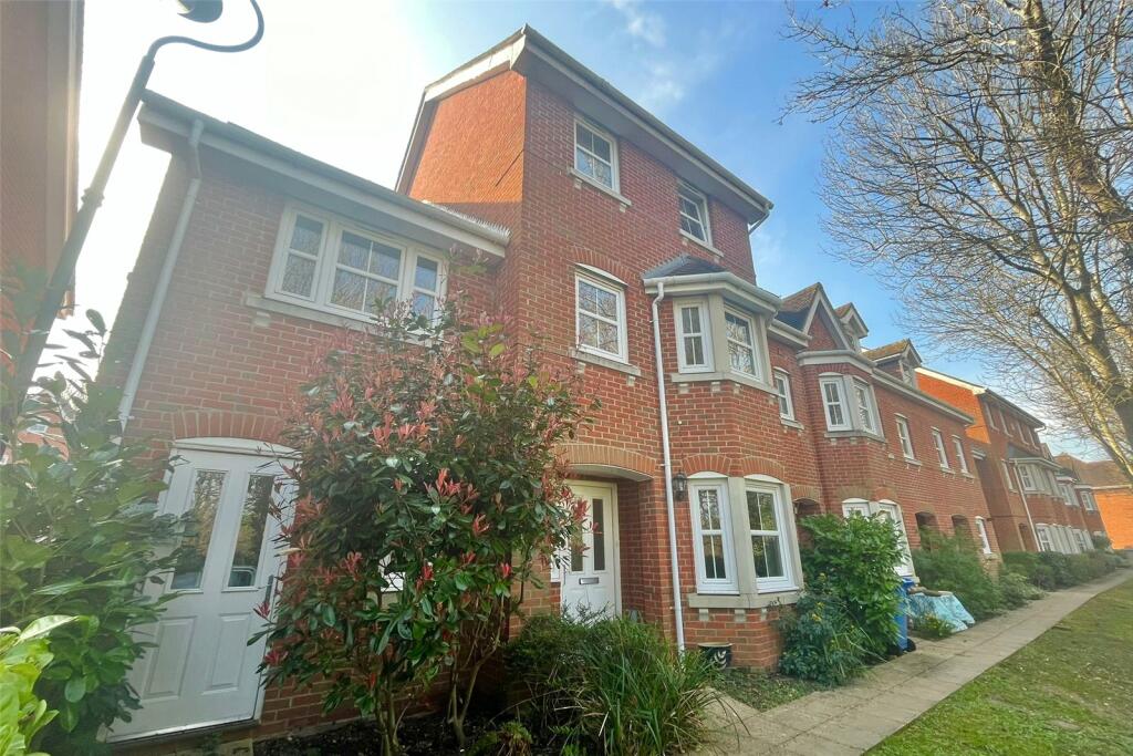 5 bedroom terraced house for sale in Campbell Fields, Aldershot