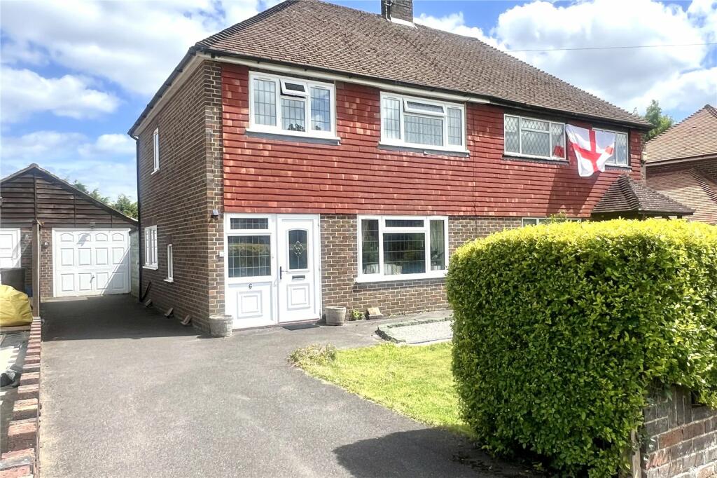 3 bedroom semidetached house for sale in Boxalls Grove, Aldershot, GU11