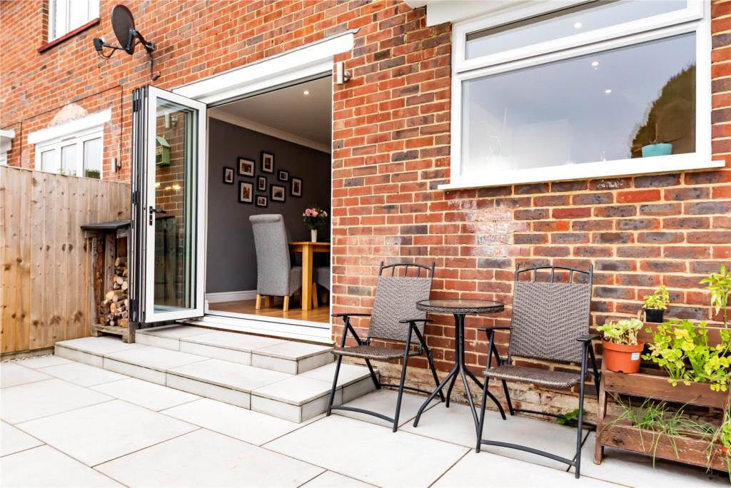 3 bedroom semidetached house for sale in Calvert Close, Aldershot