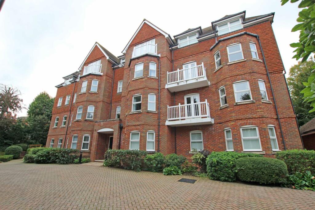 3 bedroom flat for sale in Silverdale Road, Eastbourne, BN20 7EY, BN20