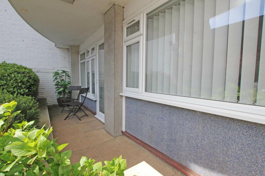 2 bedroom flat for sale in South Street, Eastbourne, BN21 4LD, BN21