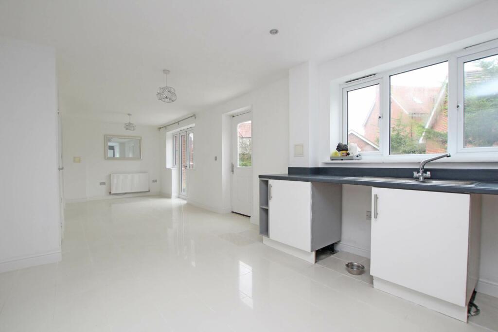 Additional property image - Buckingham Gardens, Polegate, BN26 6FT