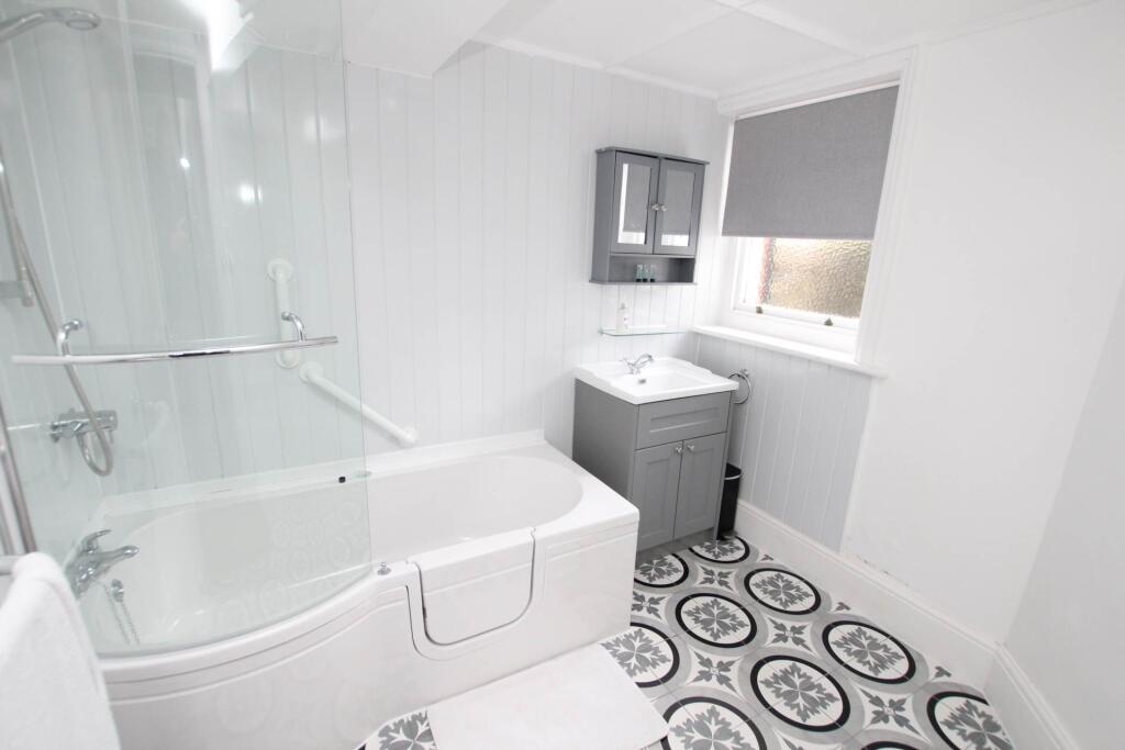 Additional property image - South Cliff Avenue, Eastbourne, BN20 7AH