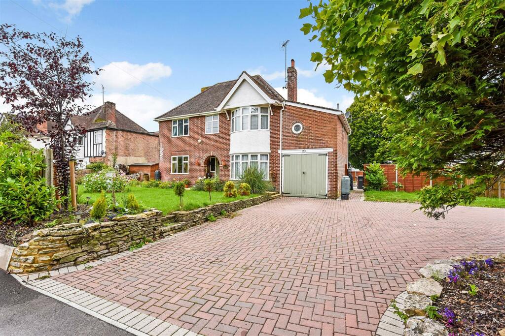 4 bedroom detached house for sale in Winchester Road, Andover, SP10