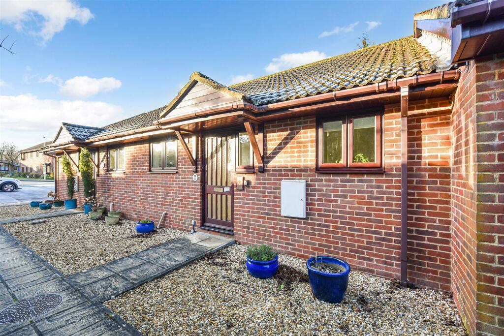 2 bedroom bungalow for sale in Winchester Road, Andover, SP10