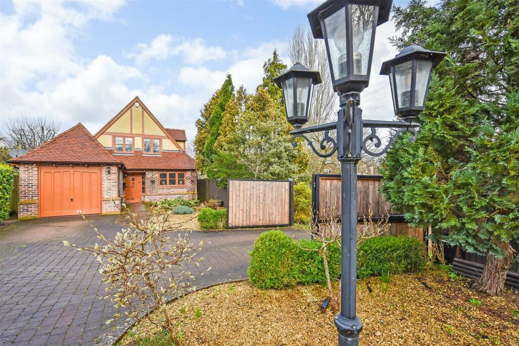 4 bedroom detached house for sale in Mead Hedges, Andover, SP10