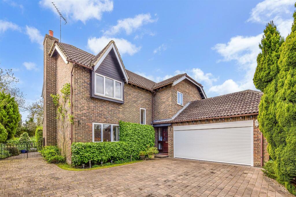 4 bedroom detached house for sale in Gilberts Mead Close, Anna Valley