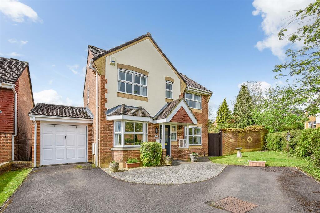 3 bedroom detached house for sale in Burnhams Close, Andover, SP10
