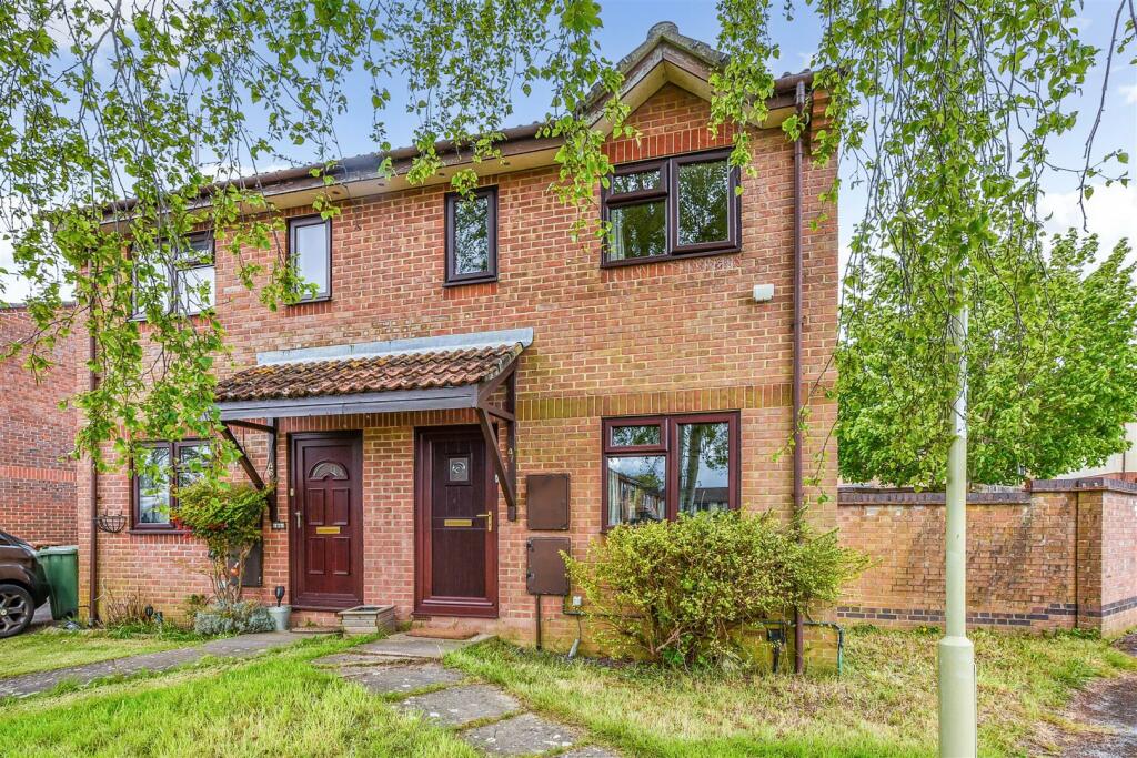 2 bedroom semidetached house for sale in Watermills Close, Andover, SP10