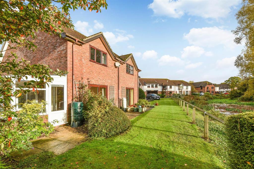 2 bedroom end of terrace house for sale in Carters Meadow, Charlton