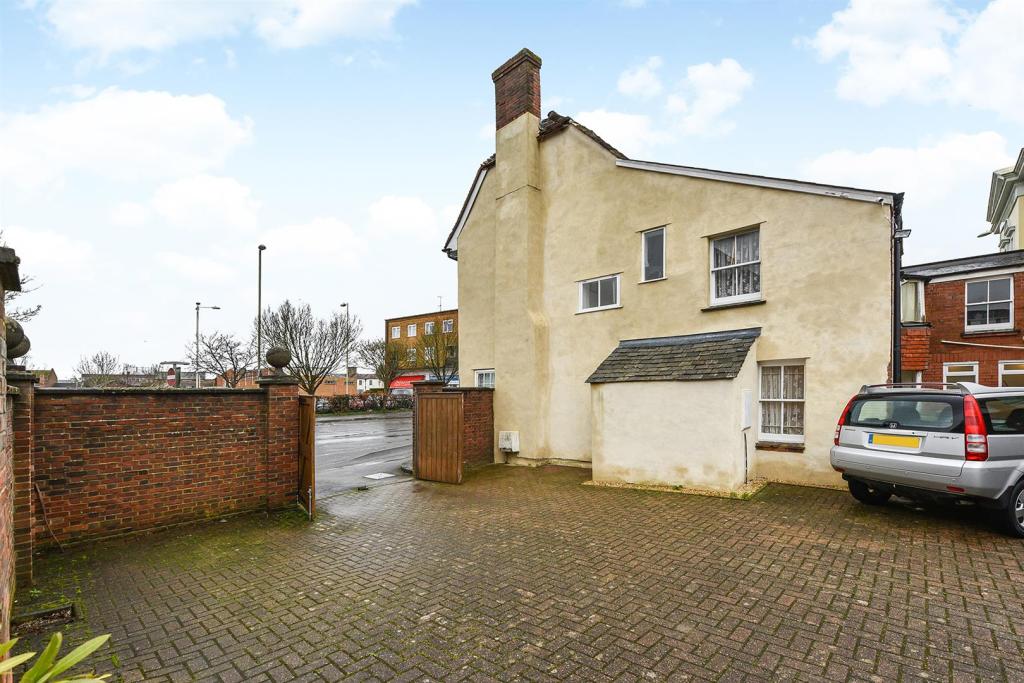 8 bedroom house for sale in East Street, Andover, SP10