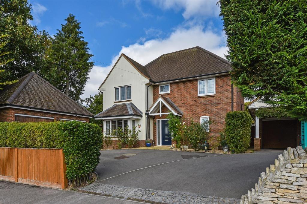 4 bedroom detached house for sale in Leigh Gardens, Andover, SP10