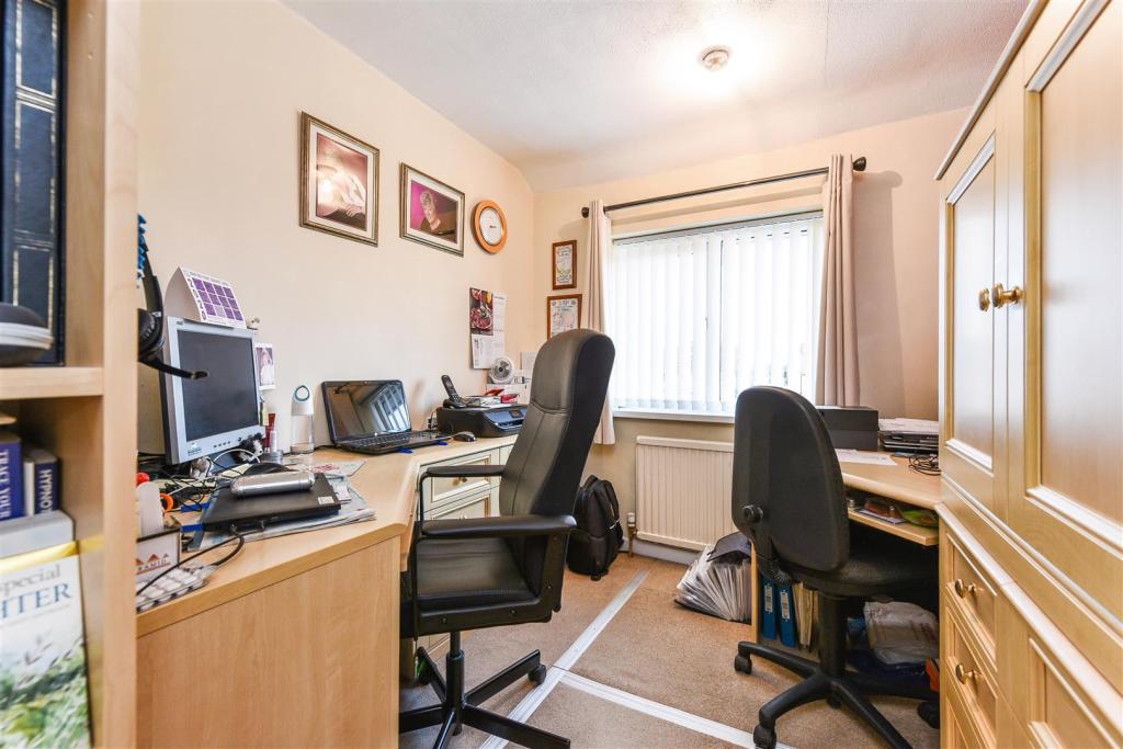 3 bedroom semidetached house for sale in Vigo Road, Andover, SP10