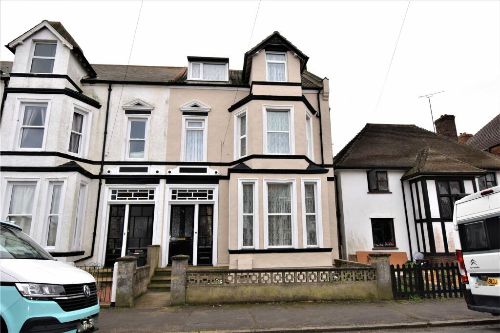 5 bedroom end of terrace house for sale in Fronks Road, Dovercourt