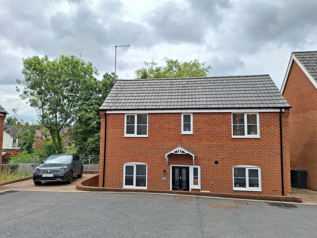 Main image of property: Silverbirch Close Hartshill Nuneaton CV10 0XW