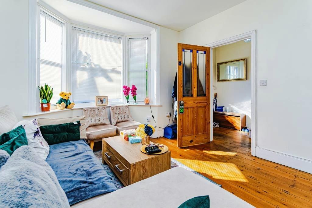 3 bedroom detached house for sale in Albany Road, West Green, Crawley