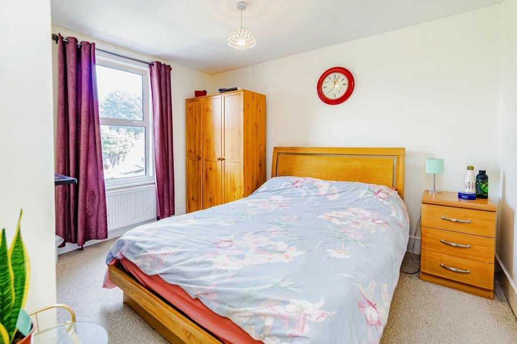 3 bedroom detached house for sale in Albany Road, West Green, Crawley