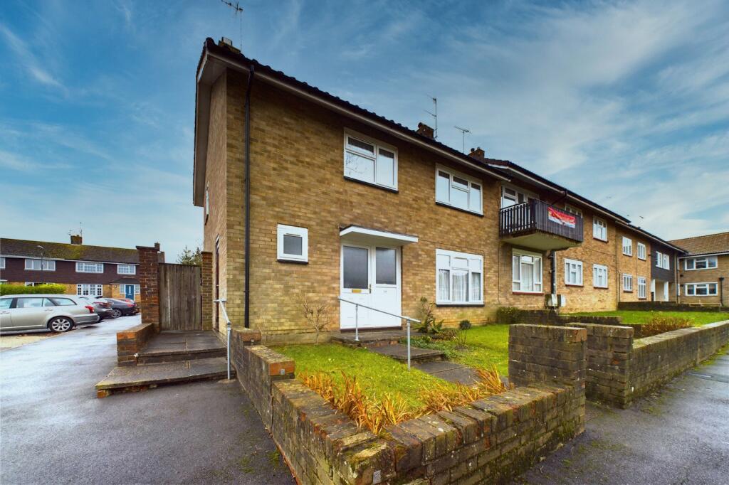 4 bedroom end of terrace house for sale in Lavant Close, Gossops Green