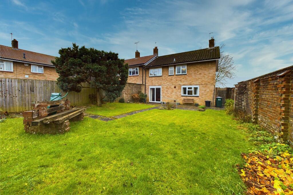 4 bedroom end of terrace house for sale in Lavant Close, Gossops Green