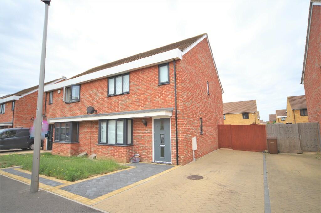 3 bedroom semidetached house for rent in Sandpiper Close, East Tilbury