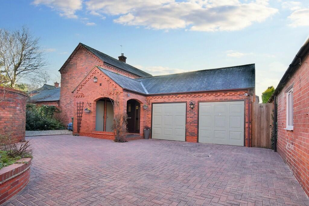 4 bedroom detached house for sale in Bramcote Road, Loughborough, LE11