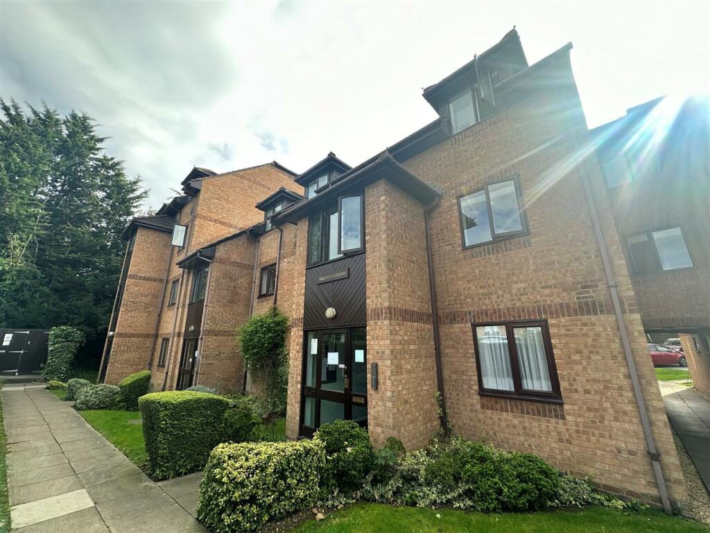 2 bedroom flat for sale in Rickmansworth Road, Watford, WD18
