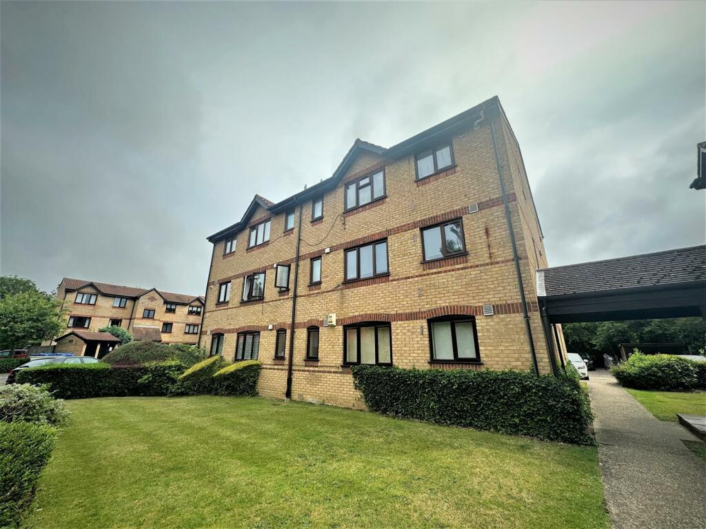 1 bedroom flat for sale in Courtlands Close, Watford, WD24