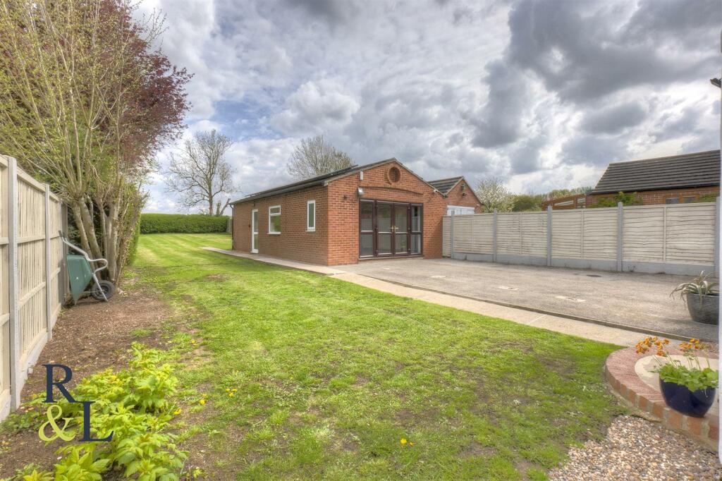 4 bedroom semidetached house for sale in Saxondale Drive, RadcliffeOn