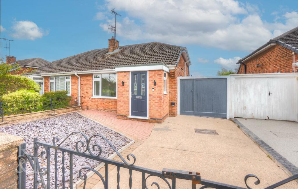 2 bedroom semidetached bungalow for sale in Brookthorpe Way