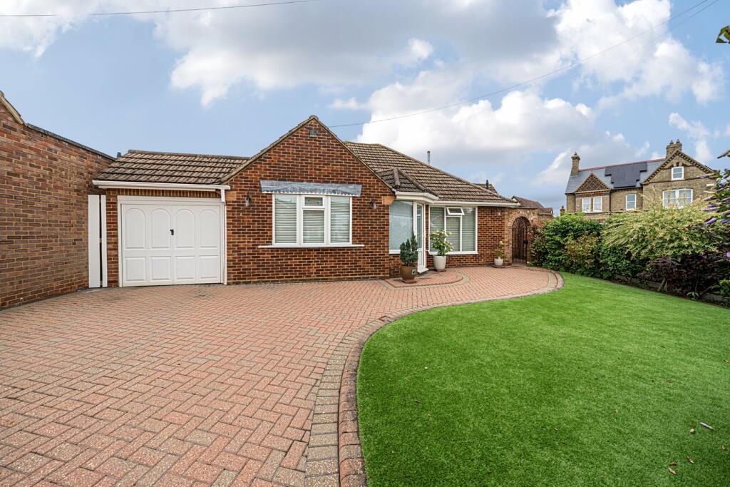 2 bedroom detached bungalow for sale in Norton Road, Stotfold, Hitchin, SG5