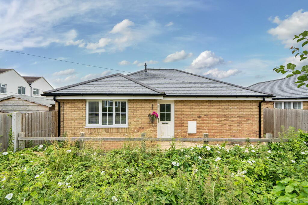 2 bedroom bungalow for sale in Hitchin Road, Arlesey, SG15