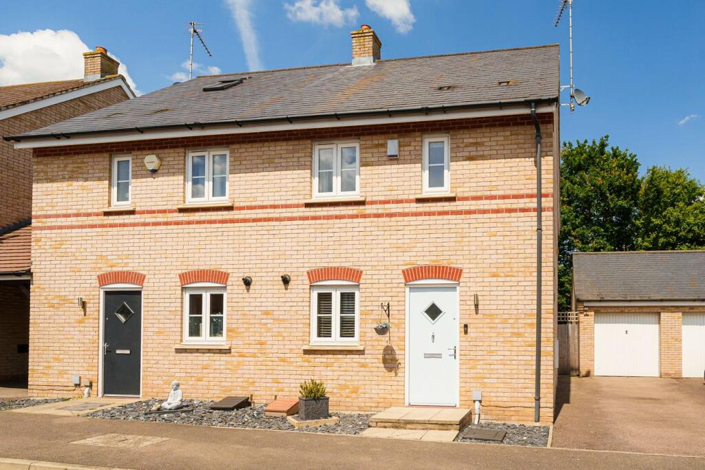 3 bedroom semidetached house for sale in Comfrey Road, Stotfold
