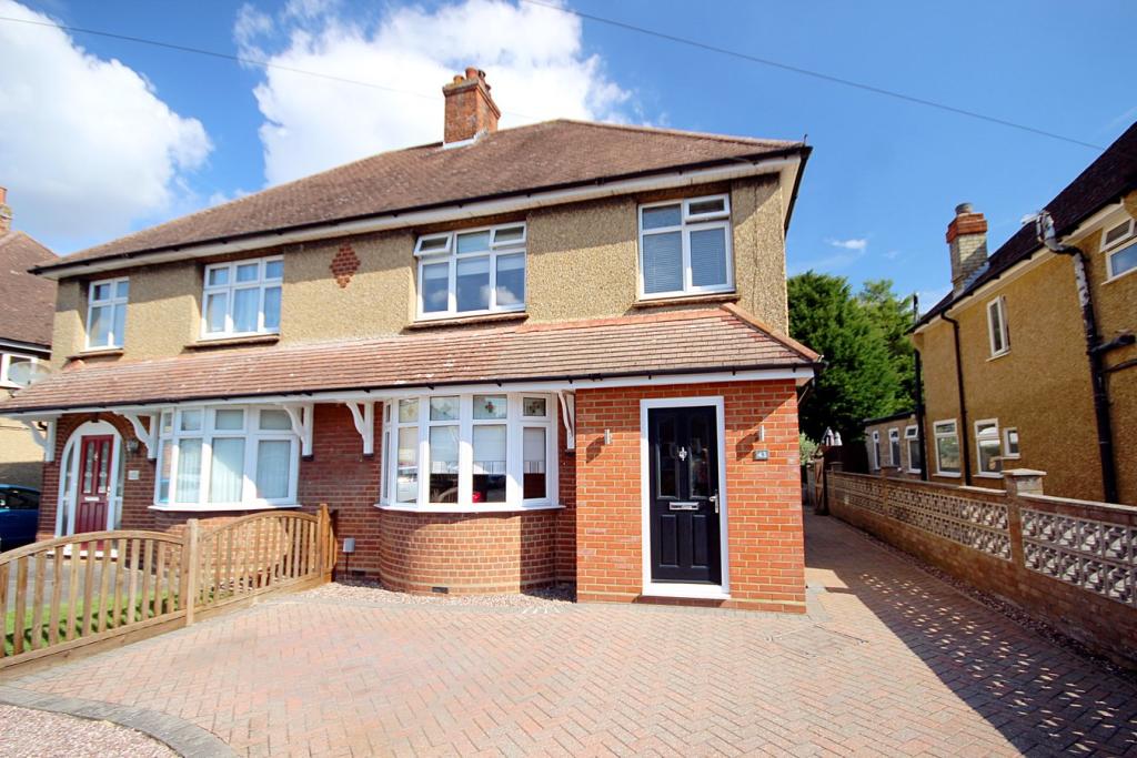3 bedroom semidetached house for sale in Church Road, Stotfold, SG5