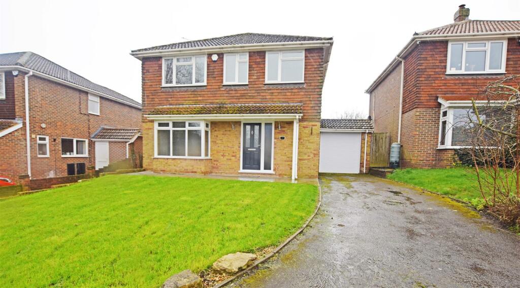 4 bedroom detached house for sale in Wickham Close, Newington