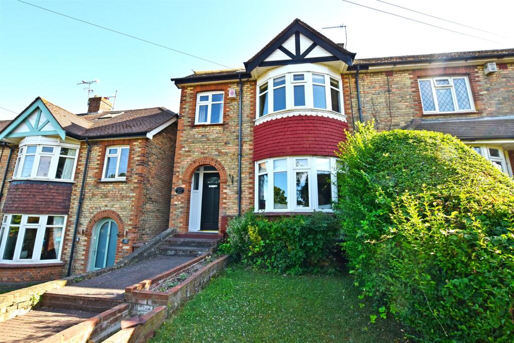 Main image of property: London Road, Rainham, Gillingham