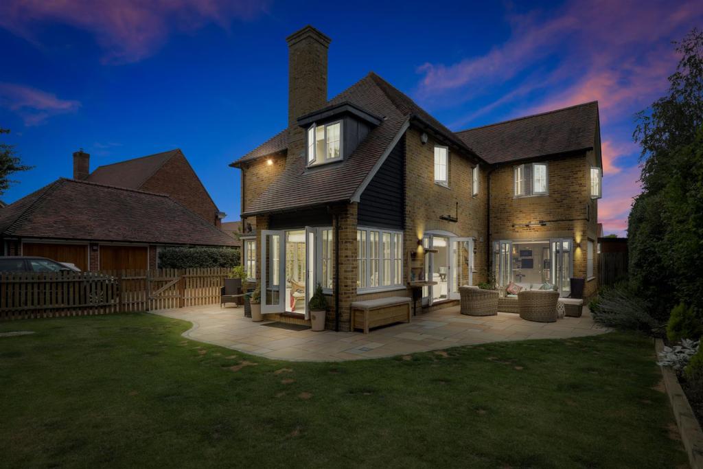 4 bedroom detached house for sale in St. Pauls Court, Lynsted