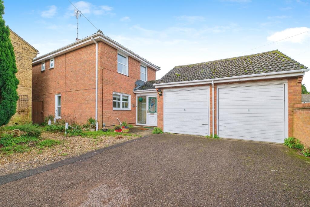 4 bedroom detached house for sale in Thaxted Road, Saffron Walden, CB11