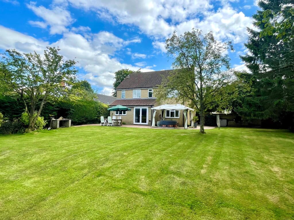 4 bedroom detached house for sale in Burton End, West Wickham