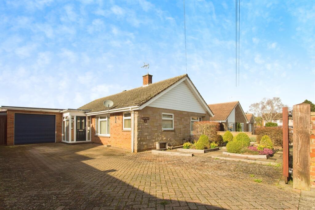 3 bedroom detached bungalow for sale in Loompits Way, Saffron Walden, CB11