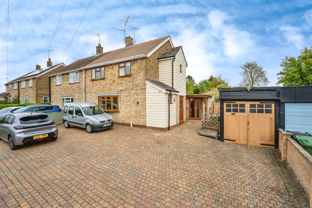 3 bedroom semidetached house for sale in Highfields, Saffron Walden, CB10