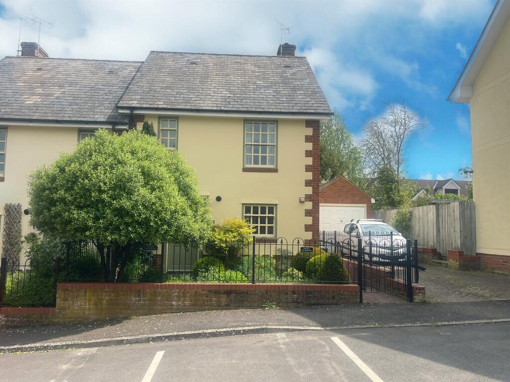 3 bedroom semidetached house for sale in Westfields Court, Saffron